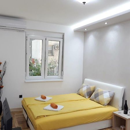 Sweet Yellow Apartment 贝尔格莱德 外观 照片