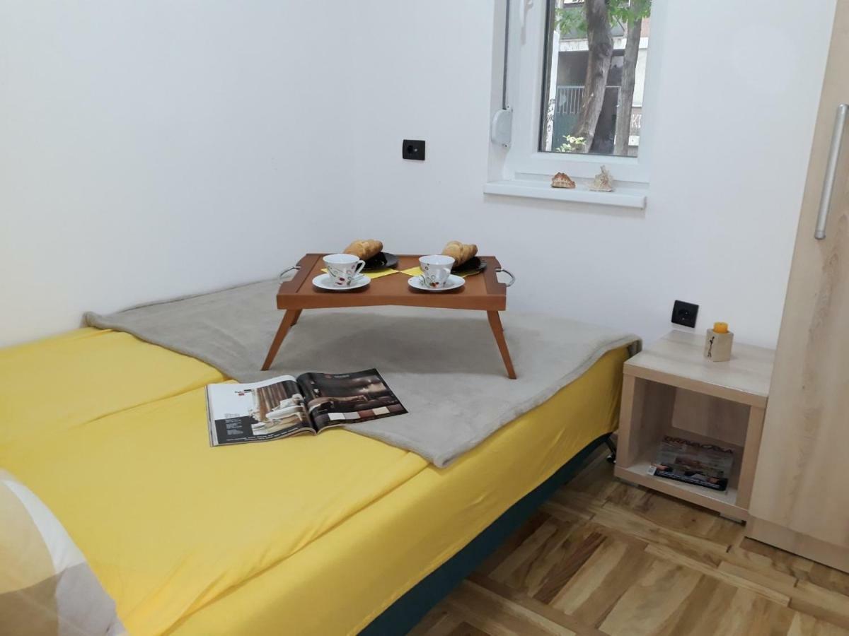 Sweet Yellow Apartment 贝尔格莱德 外观 照片